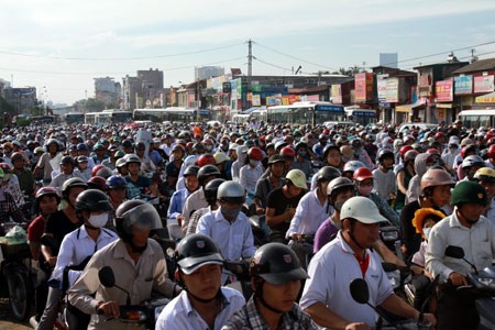 Traffic congestion near Dien Bridge in Hanoi (Photo: QĐND)